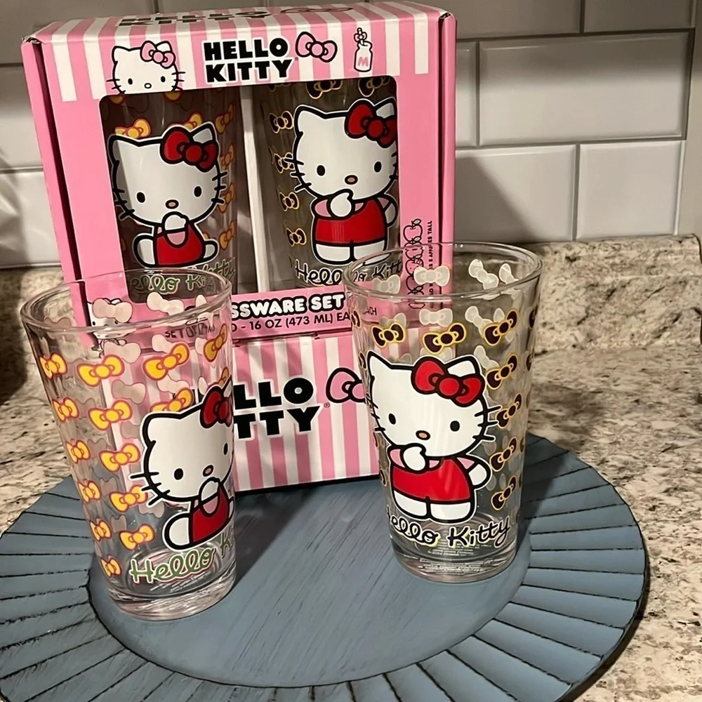 🆕 Hello Kitty Set of two 16 Oz Drinking Glassware Set Bows